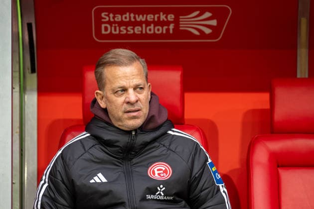 20.12.2025, Fussball: 2. Bundesliga, Saison 2025 2026, 17. Spieltag, Fortuna Duesseldorf - SpVgg Greuther Fuerth in der Merkur-Spiel Arena in Duesseldorf. Markus Anfang (Fortuna Duesseldorf, Cheftrainer) ist angespannt vor dem Spiel. Wichtiger Hinweis: Gemaess den Vorgaben der DFL Deutsche Fussball Liga bzw. des DFB Deutscher Fussball-Bund ist es untersagt, in dem Stadion und oder vom Spiel angefertigte Fotoaufnahmen in Form von Sequenzbildern und oder videoaehnlichen Fotostrecken zu verwerten bzw. verwerten zu lassen. Foto: Kirchner-Media Thomas Haesler