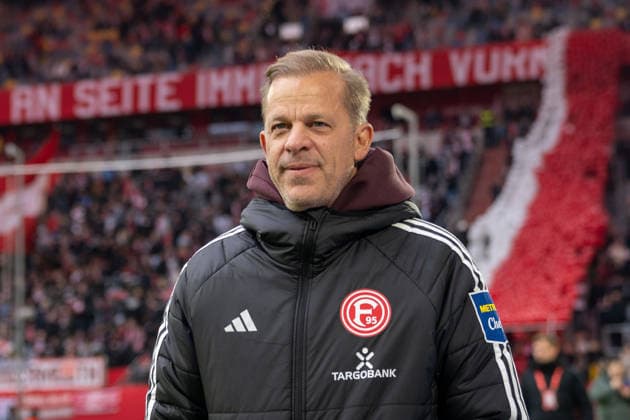 20.12.2025, Fussball: 2. Bundesliga, Saison 2025 2026, 17. Spieltag, Fortuna Duesseldorf - SpVgg Greuther Fuerth in der Merkur-Spiel Arena in Duesseldorf. Markus Anfang (Fortuna Duesseldorf, Cheftrainer) nach seinem Interview. Wichtiger Hinweis: Gemaess den Vorgaben der DFL Deutsche Fussball Liga bzw. des DFB Deutscher Fussball-Bund ist es untersagt, in dem Stadion und oder vom Spiel angefertigte Fotoaufnahmen in Form von Sequenzbildern und oder videoaehnlichen Fotostrecken zu verwerten bzw. verwerten zu lassen. Foto: Kirchner-Media Thomas Haesler