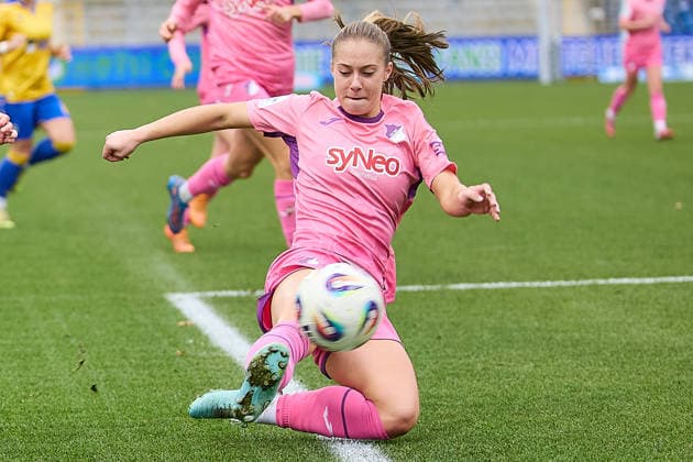 Jamilla Rankin (TSG 1899 Hoffenheim, 05) graetscht, Graetsche GER, TSG 1899 Hoffenheim vs. FC Carl Zeiss Jena, Fussball, Frauen, Google Pixel Bundesliga, 14. Spieltag, Spielzeit 2025 2026, 20.12.2025 DFL, DFB regulations prohibit any use of photographs as image sequences and or quasi-video GER, TSG 1899 Hoffenheim vs. FC Carl Zeiss Jena, Fussball, Frauen, Google Pixel Bundesliga, 14. Spieltag, Spielzeit 2025 2026, 20.12.2025 Sinsheim Copyright: xEibner-Pressefoto GeraldxOelze-dexStoppanyx EP_ODS