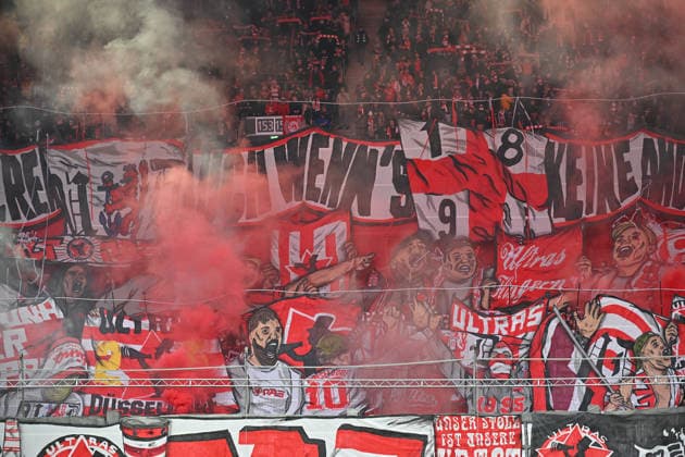 20.12.2025 - Fussball - Saison 2025 2026 - 2. Fussball - Bundesliga - 17. Spieltag: Fortuna Düsseldorf F95 - SpVgg Greuther Fürth ( Kleeblatt ) - Sportfoto Zink MeZi - xmexzix - DFL regulations prohibit any use of photographs as image sequences and or quasi-video - only for editorial use - Pyro Pyrotechnik Bengalos Bengalfackel Rauch Fans Fanblock Düsseldorf Choreo Choreografie