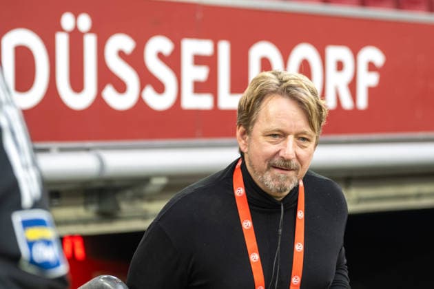 20.12.2025, Fussball: 2. Bundesliga, Saison 2025 2026, 17. Spieltag, Fortuna Duesseldorf - SpVgg Greuther Fuerth in der Merkur-Spiel Arena in Duesseldorf. Sven Mislintat (Fortuna Duesseldorf, Sportvorstand) kommt in das Stadion. Wichtiger Hinweis: Gemaess den Vorgaben der DFL Deutsche Fussball Liga bzw. des DFB Deutscher Fussball-Bund ist es untersagt, in dem Stadion und oder vom Spiel angefertigte Fotoaufnahmen in Form von Sequenzbildern und oder videoaehnlichen Fotostrecken zu verwerten bzw. verwerten zu lassen. Foto: Kirchner-Media Thomas Haesler