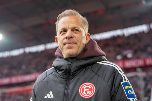 20.12.2025, Fussball: 2. Bundesliga, Saison 2025 2026, 17. Spieltag, Fortuna Duesseldorf - SpVgg Greuther Fuerth in der Merkur-Spiel Arena in Duesseldorf. Markus Anfang (Fortuna Duesseldorf, Cheftrainer) nach seinem Interview bei SkySport. Wichtiger Hinweis: Gemaess den Vorgaben der DFL Deutsche Fussball Liga bzw. des DFB Deutscher Fussball-Bund ist es untersagt, in dem Stadion und oder vom Spiel angefertigte Fotoaufnahmen in Form von Sequenzbildern und oder videoaehnlichen Fotostrecken zu verwerten bzw. verwerten zu lassen. Foto: Kirchner-Media Thomas Haesler