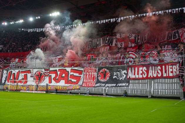 20.12.2025, Fussball: 2. Bundesliga, Saison 2025 2026, 17. Spieltag, Fortuna Duesseldorf - SpVgg Greuther Fuerth in der Merkur-Spiel Arena in Duesseldorf. Die Duesseldorfer Fans machen Stimmung. Wichtiger Hinweis: Gemaess den Vorgaben der DFL Deutsche Fussball Liga bzw. des DFB Deutscher Fussball-Bund ist es untersagt, in dem Stadion und oder vom Spiel angefertigte Fotoaufnahmen in Form von Sequenzbildern und oder videoaehnlichen Fotostrecken zu verwerten bzw. verwerten zu lassen. Foto: Kirchner-Media Thomas Haesler
