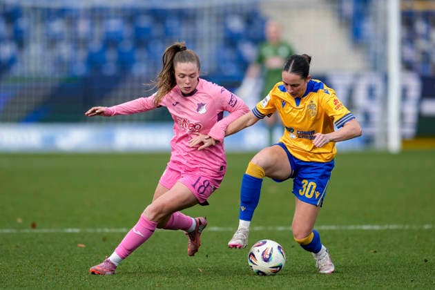 v.li.: Valesca Ampoorter (TSG, 18), Elena Mühlemann (Jena, 30), Zweikampf, Spielszene, Duell, duel, tackle, tackling, Dynamik, Action, Aktion, 20.12.2025, Sinsheim (Hoffenheim) (Deutschland), Fussball, Google Pixel Frauen-Bundesliga, TSG 1899 Hoffenheim - FC Carl Zeiss Jena, DFB DFL REGULATIONS PROHIBIT ANY USE OF PHOTOGRAPHS AS IMAGE SEQUENCES AND OR QUASI-VIDEO.