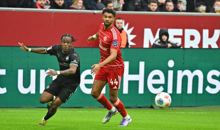 20.12.2025 - Fussball - Saison 2025 2026 - 2. Fussball - Bundesliga - 17. Spieltag: Fortuna Düsseldorf F95 - SpVgg Greuther Fürth ( Kleeblatt ) - Sportfoto Zink MeZi - xmexzix - DFL regulations prohibit any use of photographs as image sequences and or quasi-video - only for editorial use - Noel Futkeu (9, SpVgg Greuther Fürth ) Alias Egouli (44, Fortuna Düsseldorf F95, rechts )