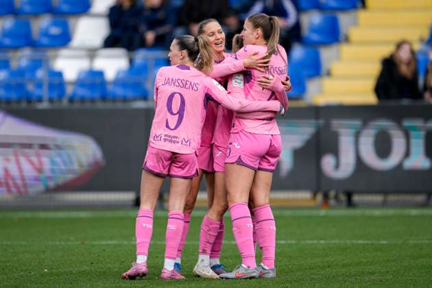 v.li.: Jill Janssens (TSG, 9), Lisann Kaut (TSG, 4), Selina Cerci (TSG, 29), Torschützin Melissa Kössler (TSG, 25), Spielerinnen der TSG 1899 Hoffenheim, jubeln über das Tor zum 2:0, Jubel, Torjubel, Torerfolg, celebrate the goal, goal, celebration, jubelt ueber das Tor, Freuen, Freude, freut sich, optimistisch, positiv, Spielszene, Highlight, Action, Aktion, 20.12.2025, Sinsheim (Hoffenheim) (Deutschland), Fussball, Google Pixel Frauen-Bundesliga, TSG 1899 Hoffenheim - FC Carl Zeiss Jena, DFB DFL REGULATIONS PROHIBIT ANY USE OF PHOTOGRAPHS AS IMAGE SEQUENCES AND OR QUASI-VIDEO.