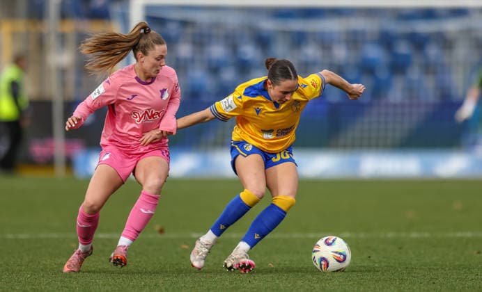 GER, Hoffenheim, TSG Hoffenheim vs Carl Zeiss Jena, Google Pixel Frauen Bundesliga, Fussball, DFB, Spielzeit 2025 2026, Dietmar-Hopp-Stadion, 14. Spieltag im Bild v.l.: Valesca Ampoorter (TSG 1899 Hoffenheim Frauen 18), Elena Mühlemann (FC Carl Zeiss Jena Frauen 30), Zweikampf DFB DFL REGULATIONS PROHIBIT ANY USE OF PHOTOGRAPHS AS IMAGE SEQUENCES AND OR QUASI-VIDEO, 20.12.2025 Copyright: HMBxMedia HendrikxHamelau