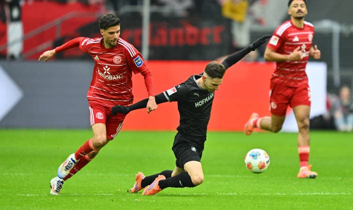 20.12.2025 - Fussball - Saison 2025 2026 - 2. Fussball - Bundesliga - 17. Spieltag: Fortuna Düsseldorf F95 - SpVgg Greuther Fürth ( Kleeblatt ) - Sportfoto Zink - xwoxzix - DFL regulations prohibit any use of photographs as image sequences and or quasi-video - only for editorial use - Anouar El Azzouzi (8, Fortuna Düsseldorf F95 ) Branimir Hrgota (10, SpVgg Greuther Fürth )
