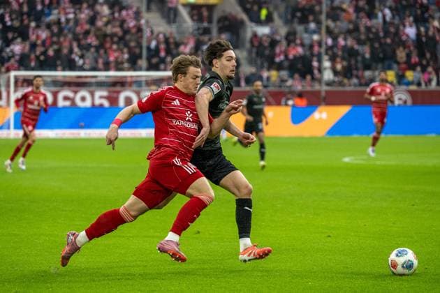 20.12.2025, Fussball: 2. Bundesliga, Saison 2025 2026, 17. Spieltag, Fortuna Duesseldorf - SpVgg Greuther Fuerth in der Merkur-Spiel Arena in Duesseldorf. Zweikampf zwischen Christian Rasmussen (Fortuna Duesseldorf, 10) und Reno Muenz (SpVgg Greuther Fuerth, 05). Wichtiger Hinweis: Gemaess den Vorgaben der DFL Deutsche Fussball Liga bzw. des DFB Deutscher Fussball-Bund ist es untersagt, in dem Stadion und oder vom Spiel angefertigte Fotoaufnahmen in Form von Sequenzbildern und oder videoaehnlichen Fotostrecken zu verwerten bzw. verwerten zu lassen. Foto: Kirchner-Media Thomas Haesler