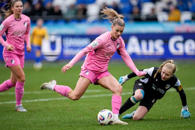v.li.: Torschützin Selina Cerci (TSG, 29) umkurvt Jasmin Janning (Torhüterin, Torwart, Jena, 1) und erzielt das Tor zum 4:0, Treffer, Torerfolg, Highlight, Action, Aktion, Spielszene, 20.12.2025, Sinsheim (Hoffenheim) (Deutschland), Fussball, Google Pixel Frauen-Bundesliga, TSG 1899 Hoffenheim - FC Carl Zeiss Jena, DFB DFL REGULATIONS PROHIBIT ANY USE OF PHOTOGRAPHS AS IMAGE SEQUENCES AND OR QUASI-VIDEO.