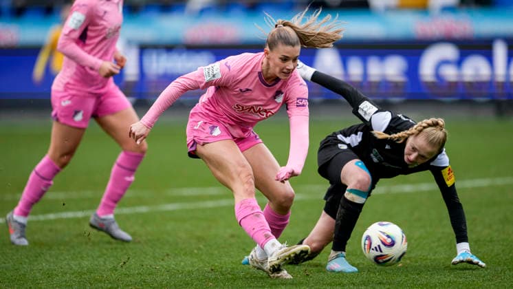 v.li.: Torschützin Selina Cerci (TSG, 29) umkurvt Jasmin Janning (Torhüterin, Torwart, Jena, 1) und erzielt das Tor zum 4:0, Treffer, Torerfolg, Highlight, Action, Aktion, Spielszene, 20.12.2025, Sinsheim (Hoffenheim) (Deutschland), Fussball, Google Pixel Frauen-Bundesliga, TSG 1899 Hoffenheim - FC Carl Zeiss Jena, DFB DFL REGULATIONS PROHIBIT ANY USE OF PHOTOGRAPHS AS IMAGE SEQUENCES AND OR QUASI-VIDEO.