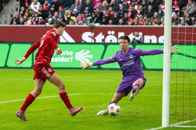 20.12.2025, Fussball: 2. Bundesliga, Saison 2025 2026, 17. Spieltag, Fortuna Duesseldorf - SpVgg Greuther Fuerth in der Merkur-Spiel Arena in Duesseldorf. Cedric Itten (Fortuna Duesseldorf, 13) erzeilt das Ror zum 1:0 gegen Timo Schlieck (SpVgg Greuther Fuerth, 21). Wichtiger Hinweis: Gemaess den Vorgaben der DFL Deutsche Fussball Liga bzw. des DFB Deutscher Fussball-Bund ist es untersagt, in dem Stadion und oder vom Spiel angefertigte Fotoaufnahmen in Form von Sequenzbildern und oder videoaehnlichen Fotostrecken zu verwerten bzw. verwerten zu lassen. Foto: Kirchner-Media Thomas Haesler