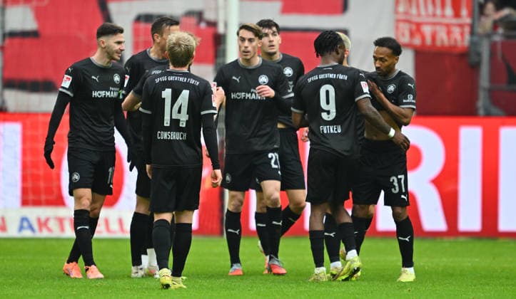 20.12.2025 - Fussball - Saison 2025 2026 - 2. Fussball - Bundesliga - 17. Spieltag: Fortuna Düsseldorf F95 - SpVgg Greuther Fürth ( Kleeblatt ) - Sportfoto Zink - xwoxzix - DFL regulations prohibit any use of photographs as image sequences and or quasi-video - only for editorial use - Branimir Hrgota (10, SpVgg Greuther Fürth ) und Mannschaft Team nach Gegentor Tor zum 1:0 durch Cedric Itten (13, Fortuna Düsseldorf F95 , nicht im Bild )