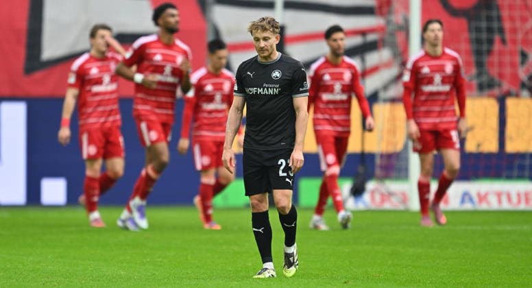 20.12.2025 - Fussball - Saison 2025 2026 - 2. Fussball - Bundesliga - 17. Spieltag: Fortuna Düsseldorf F95 - SpVgg Greuther Fürth ( Kleeblatt ) - Sportfoto Zink - xwoxzix - DFL regulations prohibit any use of photographs as image sequences and or quasi-video - only for editorial use - Jannik Dehm ( 23, SpVgg Greuther Fürth ) enttäuscht Enttäuschung nach Gegentor Tor zum 1:0 durch Cedric Itten (13, Fortuna Düsseldorf F95 )