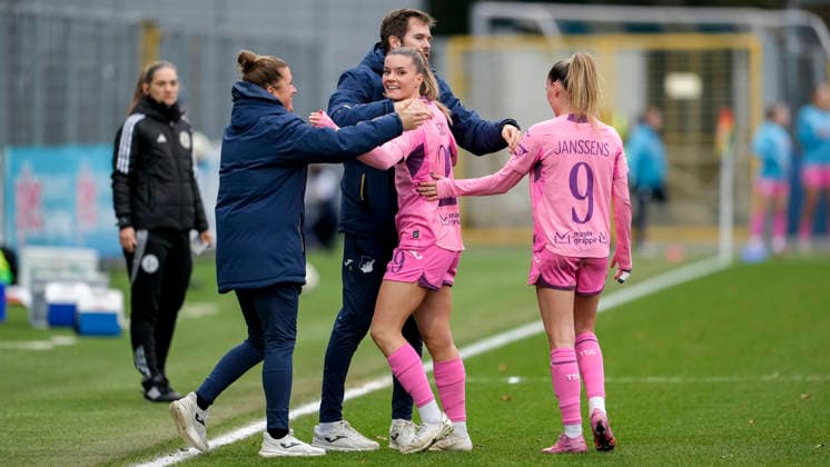 v.li.: Mirella Junker (Co-Trainerin, TSG), Thomas Johrden (Interimstrainer, Trainer, TSG), Torschützin Selina Cerci (TSG, 29), Jill Janssens (TSG, 9), Spielerinnen der TSG 1899 Hoffenheim, jubeln über das Tor zum 4:0, Jubel, Torjubel, Torerfolg, celebrate the goal, goal, celebration, jubelt ueber das Tor, Freuen, Freude, freut sich, optimistisch, positiv, Spielszene, Highlight, Action, Aktion, 20.12.2025, Sinsheim (Hoffenheim) (Deutschland), Fussball, Google Pixel Frauen-Bundesliga, TSG 1899 Hoffenheim - FC Carl Zeiss Jena, DFB DFL REGULATIONS PROHIBIT ANY USE OF PHOTOGRAPHS AS IMAGE SEQUENCES AND OR QUASI-VIDEO.