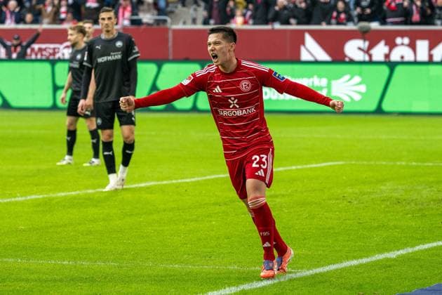 20.12.2025, Fussball: 2. Bundesliga, Saison 2025 2026, 17. Spieltag, Fortuna Duesseldorf - SpVgg Greuther Fuerth in der Merkur-Spiel Arena in Duesseldorf. Shinta Appelkamp (Fortuna Duesseldorf, 23) bejubelt das Tor zum 1:0 durch Cedric Itten (Fortuna Duesseldorf, 13). Wichtiger Hinweis: Gemaess den Vorgaben der DFL Deutsche Fussball Liga bzw. des DFB Deutscher Fussball-Bund ist es untersagt, in dem Stadion und oder vom Spiel angefertigte Fotoaufnahmen in Form von Sequenzbildern und oder videoaehnlichen Fotostrecken zu verwerten bzw. verwerten zu lassen. Foto: Kirchner-Media Thomas Haesler