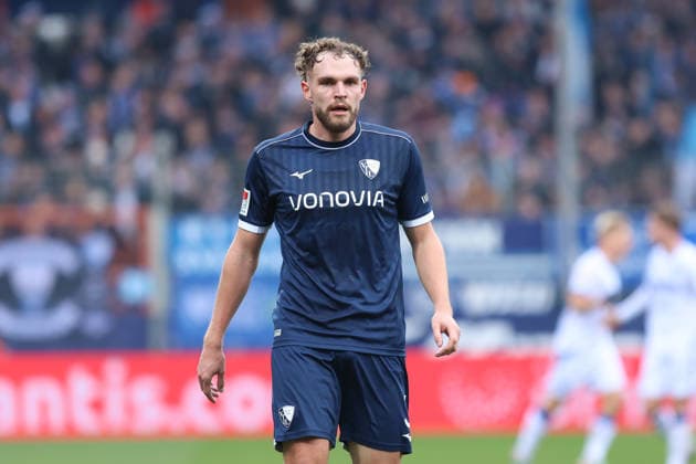 Philipp Strompf (VfL Bochum) GER, VfL Bochum gegen Karlsruher SC, Fussball, 2.Liga, 17.Spieltag, Spielzeit 2025 2026, 20.12.2025 DFL REGULATIONS PROHIBIT ANY USE OF PHOTOGRAPHS AS IMAGE SEQUENCES AND OR QUASI-VIDEO GER, VfL Bochum gegen Karlsruher SC, Fussball, 2.Liga, 17.Spieltag, Spielzeit 2025 2026, 20.12.2025 Bochum