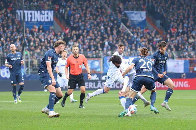 Zweikampf zwischen Roko Simic (Karlsruher SC) und Noah Loosli (VfL Bochum) GER, VfL Bochum gegen Karlsruher SC, Fussball, 2.Liga, 17.Spieltag, Spielzeit 2025 2026, 20.12.2025 DFL REGULATIONS PROHIBIT ANY USE OF PHOTOGRAPHS AS IMAGE SEQUENCES AND OR QUASI-VIDEO GER, VfL Bochum gegen Karlsruher SC, Fussball, 2.Liga, 17.Spieltag, Spielzeit 2025 2026, 20.12.2025 Bochum
