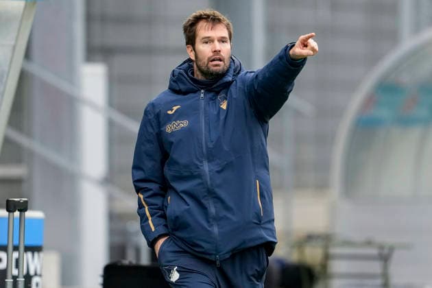 Thomas Johrden (Interimstrainer, Trainer, TSG), gibt Anweisungen, gestikuliert, mit den Armen gestikulieren, Einzelbild, Einzelfoto, Aktion, Action, 20.12.2025, Sinsheim (Hoffenheim) (Deutschland), Fussball, Google Pixel Frauen-Bundesliga, TSG 1899 Hoffenheim - FC Carl Zeiss Jena, DFB DFL REGULATIONS PROHIBIT ANY USE OF PHOTOGRAPHS AS IMAGE SEQUENCES AND OR QUASI-VIDEO.