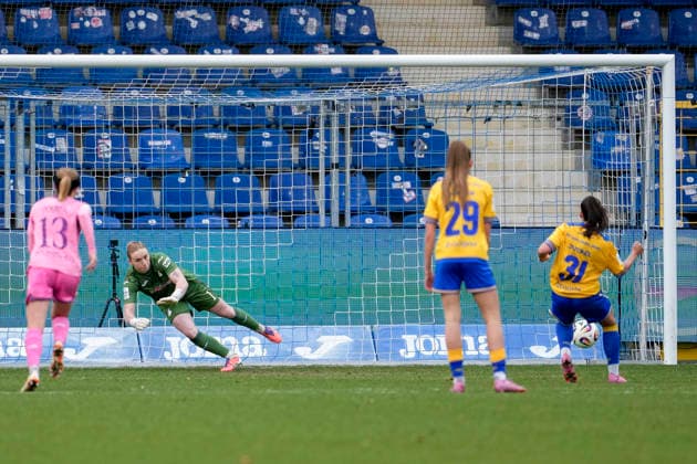 v.li.: Laura Johanna Dick (Torwart, Torhüterin, TSG, 1) hat keine Chance gegen den Elfmeter von Nelly Juckel (Jena, 31), erzielt das Tor zum 4:1, Treffer, Torerfolg, Highlight, Action, Aktion, Spielszene, 20.12.2025, Sinsheim (Hoffenheim) (Deutschland), Fussball, Google Pixel Frauen-Bundesliga, TSG 1899 Hoffenheim - FC Carl Zeiss Jena, DFB DFL REGULATIONS PROHIBIT ANY USE OF PHOTOGRAPHS AS IMAGE SEQUENCES AND OR QUASI-VIDEO.