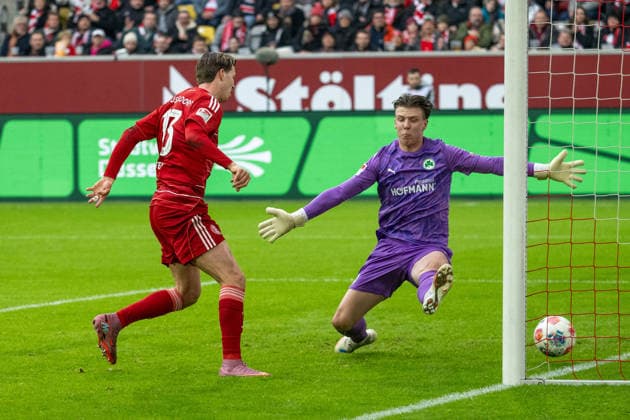 20.12.2025, Fussball: 2. Bundesliga, Saison 2025 2026, 17. Spieltag, Fortuna Duesseldorf - SpVgg Greuther Fuerth in der Merkur-Spiel Arena in Duesseldorf. Cedric Itten (Fortuna Duesseldorf, 13) erzielt das Tor zum 1:0 gegen Timo Schlieck (SpVgg Greuther Fuerth, 21). Wichtiger Hinweis: Gemaess den Vorgaben der DFL Deutsche Fussball Liga bzw. des DFB Deutscher Fussball-Bund ist es untersagt, in dem Stadion und oder vom Spiel angefertigte Fotoaufnahmen in Form von Sequenzbildern und oder videoaehnlichen Fotostrecken zu verwerten bzw. verwerten zu lassen. Foto: Kirchner-Media Thomas Haesler