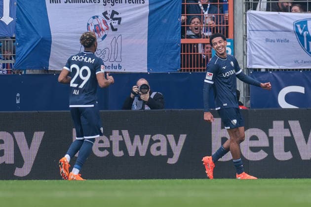 20.12.2025, Fussball, Saison 2025 2026, 2. Bundesliga, 17. Spieltag, VfL Bochum 1848 - Karlsruher SC, v. l. Farid Alfa-Ruprecht (VfL Bochum 1848), Francis Onyeka (VfL Bochum 1848) bejubeln das Tor zum 1:0, Bochum Vonovia Ruhrstadion NRW Deutschland xRHR-FOTO DEx