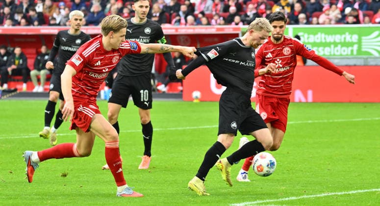 20.12.2025 - Fussball - Saison 2025 2026 - 2. Fussball - Bundesliga - 17. Spieltag: Fortuna Düsseldorf F95 - SpVgg Greuther Fürth ( Kleeblatt ) - Sportfoto Zink - xwoxzix - DFL regulations prohibit any use of photographs as image sequences and or quasi-video - only for editorial use - Jesper Daland (2, Fortuna Düsseldorf F95 ) (15, SpVgg Greuther Fürth ) zieht an Trikot