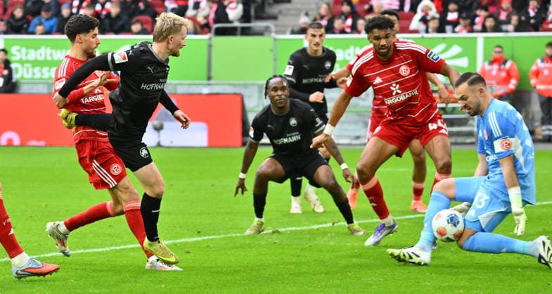 20.12.2025 - Fussball - Saison 2025 2026 - 2. Fussball - Bundesliga - 17. Spieltag: Fortuna Düsseldorf F95 - SpVgg Greuther Fürth ( Kleeblatt ) - Sportfoto Zink - xwoxzix - DFL regulations prohibit any use of photographs as image sequences and or quasi-video - only for editorial use - Jomaine Consbruch (14, SpVgg Greuther Fürth ) Florian Kastenmeier (33, Fortuna Düsseldorf F95 ) Chance Torchance