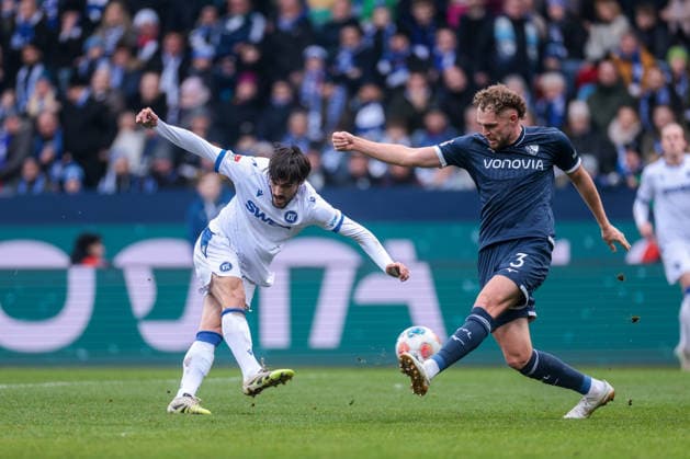 20.12.2025, Fussball, Saison 2025 2026, 2. Bundesliga, 17. Spieltag, VfL Bochum 1848 - Karlsruher SC, v. l. Roko Simic (Karlsruher SC), Philipp Strompf (VfL Bochum 1848), Bochum Vonovia Ruhrstadion NRW Deutschland xRHR-FOTO DEx