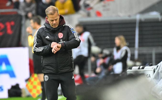 20.12.2025 - Fussball - Saison 2025 2026 - 2. Fussball - Bundesliga - 17. Spieltag: Fortuna Düsseldorf F95 - SpVgg Greuther Fürth ( Kleeblatt ) - Sportfoto Zink MeZi - xmexzix - DFL regulations prohibit any use of photographs as image sequences and or quasi-video - only for editorial use - Markus Anfang (Chef-Trainer Trainer Fortuna Düsseldorf F95 ) blickt auf Uhr