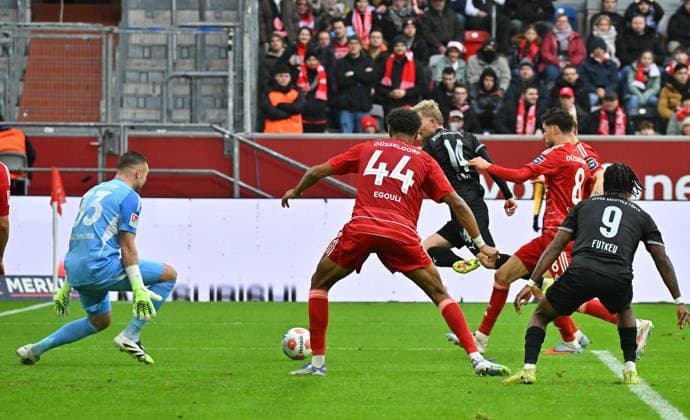 20.12.2025 - Fussball - Saison 2025 2026 - 2. Fussball - Bundesliga - 17. Spieltag: Fortuna Düsseldorf F95 - SpVgg Greuther Fürth ( Kleeblatt ) - Sportfoto Zink MeZi - xmexzix - DFL regulations prohibit any use of photographs as image sequences and or quasi-video - only for editorial use - Torchance Jomaine Consbruch (14, SpVgg Greuther Fürth ) gegen Florian Kastenmeier (33, Fortuna Düsseldorf F95 )