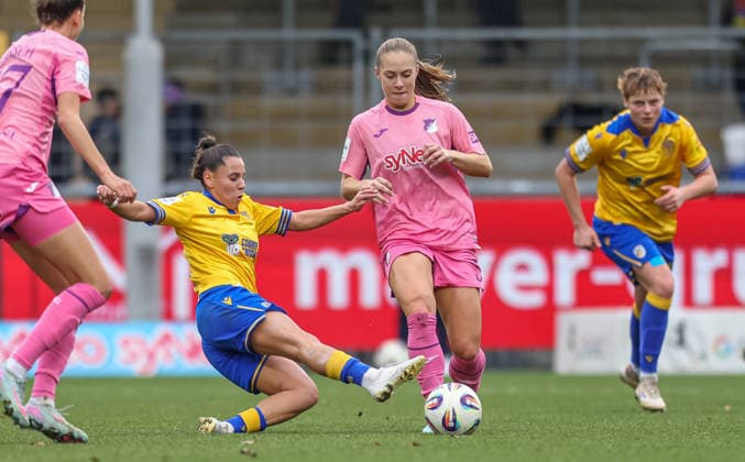 GER, Hoffenheim, TSG Hoffenheim vs Carl Zeiss Jena, Google Pixel Frauen Bundesliga, Fussball, DFB, Spielzeit 2025 2026, Dietmar-Hopp-Stadion, 14. Spieltag im Bild v.l.: Noemi Gentile (FC Carl Zeiss Jena Frauen 25), Jamilla Rankin (TSG 1899 Hoffenheim Frauen 5), Zweikampf DFB DFL REGULATIONS PROHIBIT ANY USE OF PHOTOGRAPHS AS IMAGE SEQUENCES AND OR QUASI-VIDEO, 20.12.2025 Copyright: HMBxMedia HendrikxHamelau