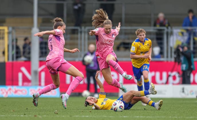 GER, Hoffenheim, TSG Hoffenheim vs Carl Zeiss Jena, Google Pixel Frauen Bundesliga, Fussball, DFB, Spielzeit 2025 2026, Dietmar-Hopp-Stadion, 14. Spieltag im Bild v.l.: Noemi Gentile (FC Carl Zeiss Jena Frauen 25), Jamilla Rankin (TSG 1899 Hoffenheim Frauen 5), Zweikampf DFB DFL REGULATIONS PROHIBIT ANY USE OF PHOTOGRAPHS AS IMAGE SEQUENCES AND OR QUASI-VIDEO, 20.12.2025 Copyright: HMBxMedia HendrikxHamelau