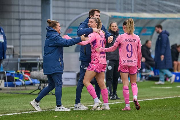 Thomas Johrden (TSG 1899 Hoffenheim, Interim-Trainer) gratuliert Selina Cerci (TSG 1899 Hoffenheim, 29) zu ihrem Treffer zum 4:0, Jubel, Freude GER, TSG 1899 Hoffenheim vs. FC Carl Zeiss Jena, Fussball, Frauen, Google Pixel Bundesliga, 14. Spieltag, Spielzeit 2025 2026, 20.12.2025 DFL, DFB regulations prohibit any use of photographs as image sequences and or quasi-video GER, TSG 1899 Hoffenheim vs. FC Carl Zeiss Jena, Fussball, Frauen, Google Pixel Bundesliga, 14. Spieltag, Spielzeit 2025 2026, 20.12.2025 Sinsheim Copyright: xEibner-Pressefoto GeraldxOelze-dexStoppanyx EP_ODS