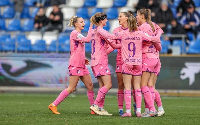 GER, Hoffenheim, TSG Hoffenheim vs Carl Zeiss Jena, Google Pixel Frauen Bundesliga, Fussball, DFB, Spielzeit 2025 2026, Dietmar-Hopp-Stadion, 14. Spieltag im Bild: Melissa Kössler (TSG 1899 Hoffenheim Frauen 25) erzielt das 2:0, Tor, Jubel und Freude, Emotionen , Vanessa Diehm (TSG 1899 Hoffenheim Frauen 6) DFB DFL REGULATIONS PROHIBIT ANY USE OF PHOTOGRAPHS AS IMAGE SEQUENCES AND OR QUASI-VIDEO, 20.12.2025 Copyright: HMBxMedia HendrikxHamelau