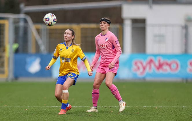 GER, Hoffenheim, TSG Hoffenheim vs Carl Zeiss Jena, Google Pixel Frauen Bundesliga, Fussball, DFB, Spielzeit 2025 2026, Dietmar-Hopp-Stadion, 14. Spieltag im Bild v.l.: Emily Reske (FC Carl Zeiss Jena Frauen 28), Wiëlle Douma (TSG 1899 Hoffenheim Frauen 13) DFB DFL REGULATIONS PROHIBIT ANY USE OF PHOTOGRAPHS AS IMAGE SEQUENCES AND OR QUASI-VIDEO, 20.12.2025 Copyright: HMBxMedia HendrikxHamelau