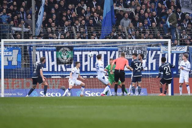 Fußball 2. Bundesliga 17. Spieltag VfL Bochum - Karlsruher SC am 20.12.2025 im Vonovia Ruhrstadion in Bochum Torschuss Tor zum 1:0 durch Francis Onyeka ( Bochum ) DFL regulations prohibit any use of photographs as image sequences and or quasi-video.
