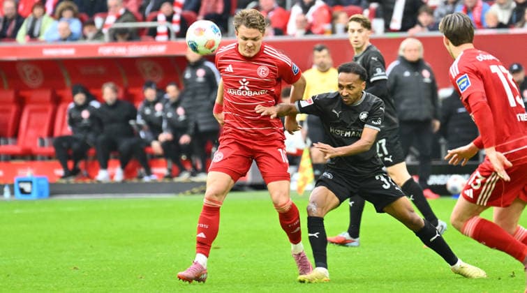 20.12.2025 - Fussball - Saison 2025 2026 - 2. Fussball - Bundesliga - 17. Spieltag: Fortuna Düsseldorf F95 - SpVgg Greuther Fürth ( Kleeblatt ) - Sportfoto Zink - xwoxzix - DFL regulations prohibit any use of photographs as image sequences and or quasi-video - only for editorial use - Christian Rasmussen (10, Fortuna Düsseldorf F95 ) Julian Green (37, SpVgg Greuther Fürth )