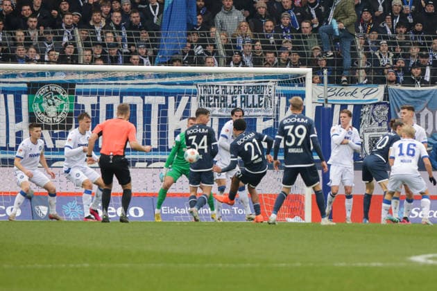 20.12.2025, xgrfx, Fussball 2.Bundesliga, VfL Bochum - Karlsruher SC v.l. Tor, Francis Onyeka (VfL Bochum) (DFL DFB REGULATIONS PROHIBIT ANY USE OF PHOTOGRAPHS as IMAGE SEQUENCES and or QUASI-VIDEO) Bochum