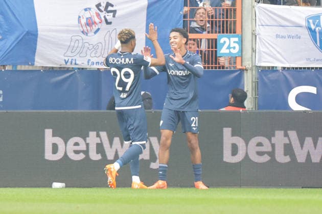 20.12.2025, xgrfx, Fussball 2.Bundesliga, VfL Bochum - Karlsruher SC v.l. Tor, Francis Onyeka (VfL Bochum) (DFL DFB REGULATIONS PROHIBIT ANY USE OF PHOTOGRAPHS as IMAGE SEQUENCES and or QUASI-VIDEO) Bochum