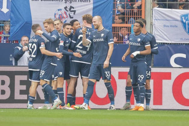 20.12.2025, xgrfx, Fussball 2.Bundesliga, VfL Bochum - Karlsruher SC v.l. Tor, Francis Onyeka (VfL Bochum) (DFL DFB REGULATIONS PROHIBIT ANY USE OF PHOTOGRAPHS as IMAGE SEQUENCES and or QUASI-VIDEO) Bochum