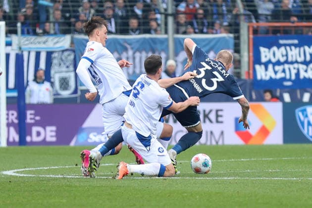 Zweikampf zwischen Philipp Hofmann (VfL Bochum) und Nicolai Rapp (Karlsruher SC) GER, VfL Bochum gegen Karlsruher SC, Fussball, 2.Liga, 17.Spieltag, Spielzeit 2025 2026, 20.12.2025 DFL REGULATIONS PROHIBIT ANY USE OF PHOTOGRAPHS AS IMAGE SEQUENCES AND OR QUASI-VIDEO GER, VfL Bochum gegen Karlsruher SC, Fussball, 2.Liga, 17.Spieltag, Spielzeit 2025 2026, 20.12.2025 Bochum