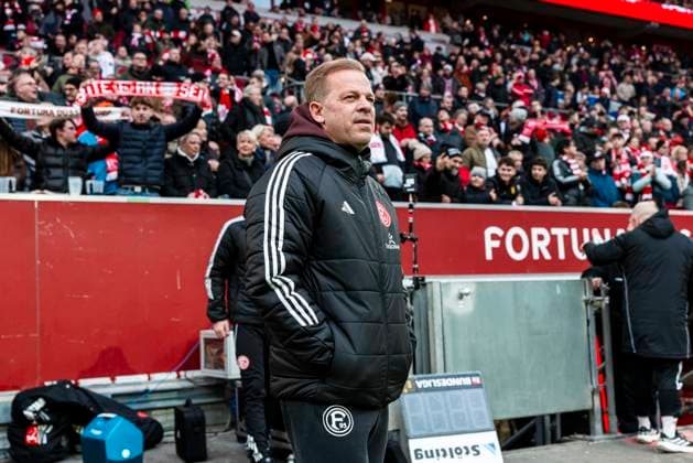 2. Fußball Bundesliga: Fortuna Düsseldorf - SpVgg Greuther Fürth, 20.12.2025 DUESSELDORF, GERMANY - DECEMBER 20: Markus Anfang (Trainer Fortuna Düsseldorf) ist gut gelaunt während des Bundesligaspiels 2. Fußball Bundesliga: Fortuna Düsseldorf - SpVgg Greuther Fürth in der MERKUR SPIEL-ARENA am 17. Spieltag der 2. Bundesliga. December 20, 2025 in Duesseldorf, Germany.