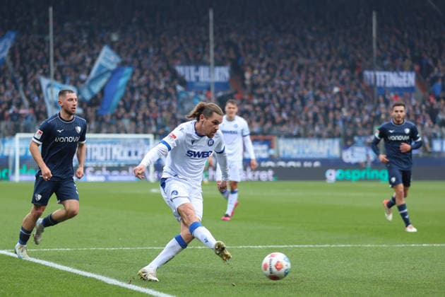 Sebastian Jung (Karlsruher SC) GER, VfL Bochum gegen Karlsruher SC, Fussball, 2.Liga, 17.Spieltag, Spielzeit 2025 2026, 20.12.2025 DFL REGULATIONS PROHIBIT ANY USE OF PHOTOGRAPHS AS IMAGE SEQUENCES AND OR QUASI-VIDEO GER, VfL Bochum gegen Karlsruher SC, Fussball, 2.Liga, 17.Spieltag, Spielzeit 2025 2026, 20.12.2025 Bochum