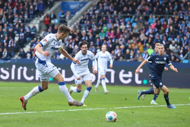 Marvin Wanitzek (Karlsruher SC) GER, VfL Bochum gegen Karlsruher SC, Fussball, 2.Liga, 17.Spieltag, Spielzeit 2025 2026, 20.12.2025 DFL REGULATIONS PROHIBIT ANY USE OF PHOTOGRAPHS AS IMAGE SEQUENCES AND OR QUASI-VIDEO GER, VfL Bochum gegen Karlsruher SC, Fussball, 2.Liga, 17.Spieltag, Spielzeit 2025 2026, 20.12.2025 Bochum