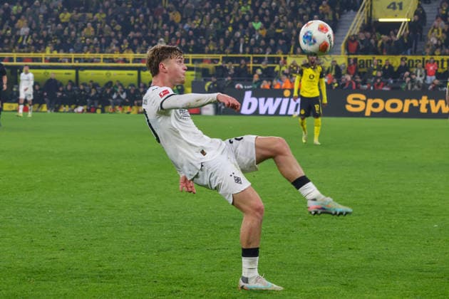 19.12.2025, xfanx, Fussball 1.Bundesliga, Borussia Dortmund - Borussia Mönchengladbach v.l. Luca Netz (Borussia Mönchengladbach) (DFL DFB REGULATIONS PROHIBIT ANY USE OF PHOTOGRAPHS as IMAGE SEQUENCES and or QUASI-VIDEO) Dortmund