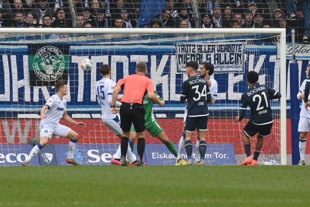Francis Onyeka (VfL Bochum), re., erzielt das Tor zum 1:0 20.12.2025, Fussball 2. Bundesliga, Saison 2025 2026, 17. Spieltag, VfL Bochum - Karlsruher SC DFL regulations prohibit any use of photographs as image sequences and or quasi-video Bochum Vonovia Ruhrstadion Nordrhein Westfalen Deutschland