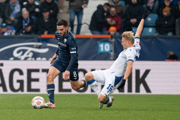 Deutschland: 2. Bundesliga 2025 26, 17. Spieltag - VfL Bochum vs. Karlsruher SC - 20.12.2025 - Vonovia Ruhrstadion (Bochum, Nordrhein-Westfalen) Kjell Wätjen (VfL Bochum, 8) Andreas Müller (Karlsruher SC, 16)