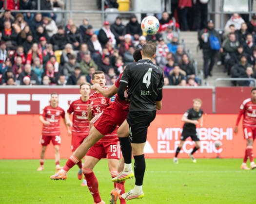 Deutschland: Fussball 2.Bundesliga 2025 26, 17. Spieltag - 20.12.2025 - Fortuna Düsseldorf vs SpVgg Greuther Fürth - Merkur Spiel - Arena (Düsseldorf): in Aktion Philipp Ziereis (SpVgg Greuther Fürth,4) Tim Oberdorf (Fortuna Düsseldorf,15)