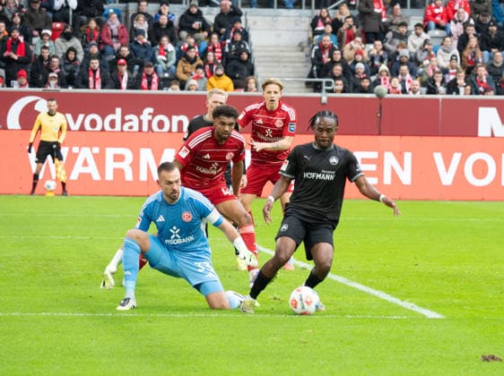 Deutschland: Fussball 2.Bundesliga 2025 26, 17. Spieltag - 20.12.2025 - Fortuna Düsseldorf vs SpVgg Greuther Fürth - Merkur Spiel - Arena (Düsseldorf): in Aktion Florian Kastenmeier (Fortuna Düsseldorf,33) Elias Egouli (Fortuna Düsseldorf,44)